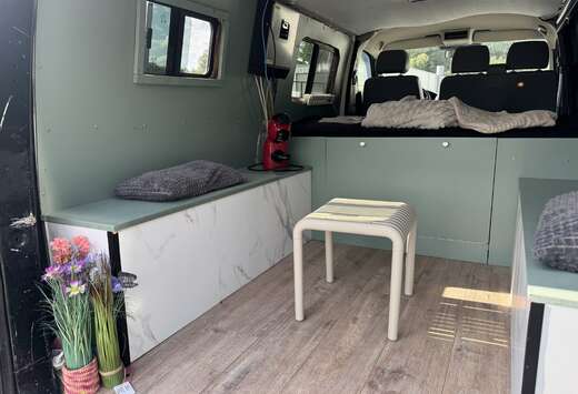 Volkswagen Omgebouwd tot Camper met Zonnepaneel