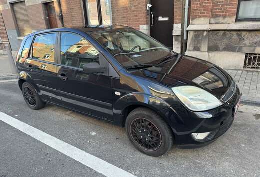 Ford 1.4i  Ghia  avec attache remorque