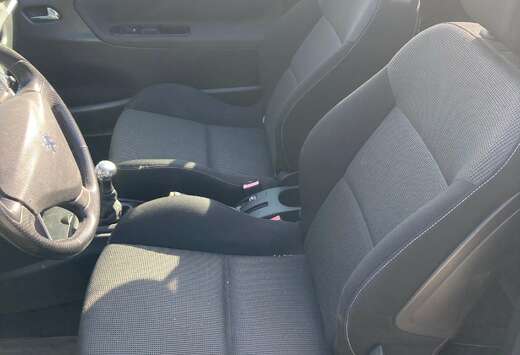 Peugeot 207 CC 1.6i 16v