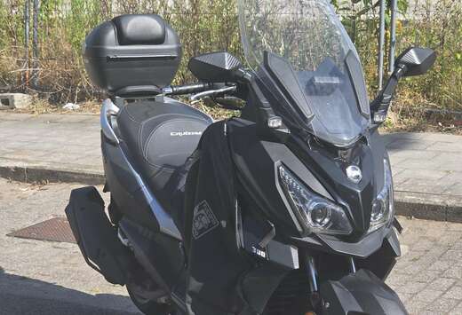 avec top case,  jupe tucano urbano et dash cam