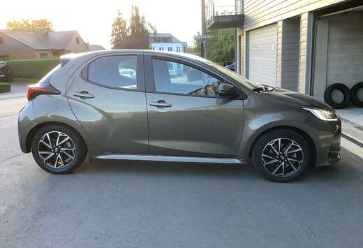 Toyota Hybrid 1.5i VVT-i Lounge E-CVT.  Gsm 0487 1031 ...