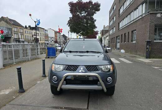 Mitsubishi L200 TRÈS PROUP LICHTE VRACHTWAGEN