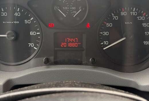 Peugeot 1.6 HDi L2H1 Confort 121