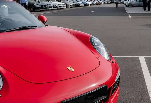 Porsche 911 Carrera-4 GTS