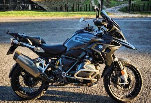 BMW Triple black