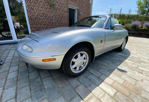 Mazda Miata de base, grise