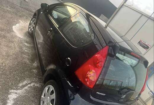 Peugeot 1.0e 12V 68ch BLUE LION Black & Silver