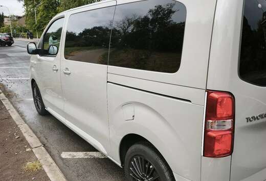 Toyota Verso medium 8places