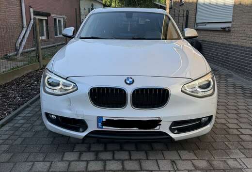 BMW BMW 120d Sport Line Automaat  Panoramadak  Schad