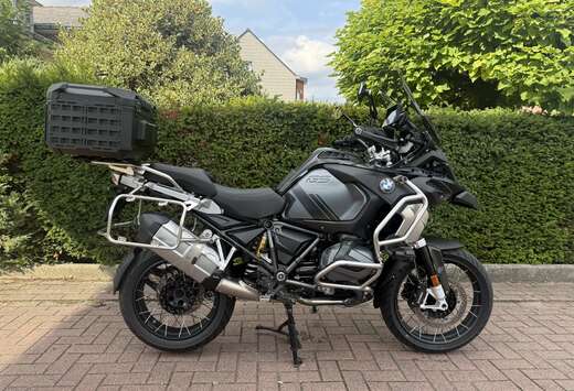 BMW TRIPLE BLACK * LONE RIDER
