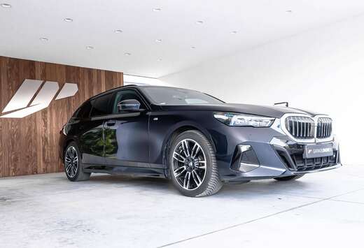 BMW i touring, M pack, Pano, Parking plus,Harman Kard ...