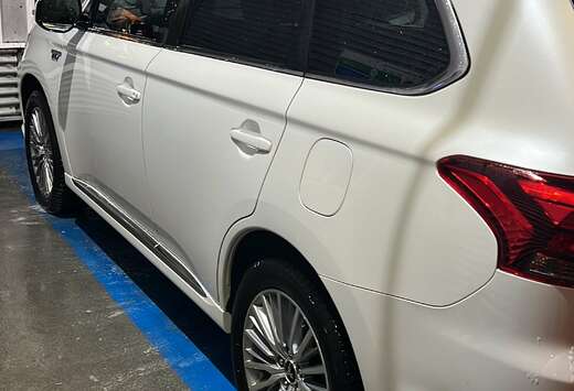 Mitsubishi 2.4i 4WD PHEV Business Edition SDA-NAV