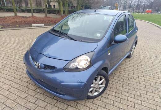 Toyota 1.0i VVT-i Car Dance