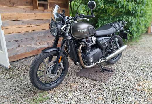 Triumph 900