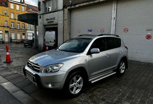 Toyota 2.2  D-4D VIP 4+4 CUIR GPS TOIT OUVRANT FUL OP ...