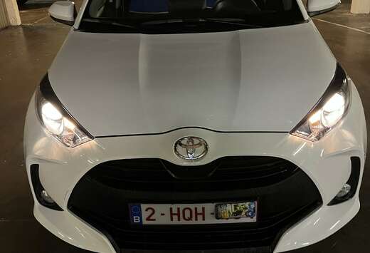 Toyota Hybrid 116 1.5 VVT-i Black&White