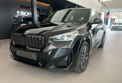 BMW iX1 XDrive30 M PAKKET / Memory zetels / Adaptief