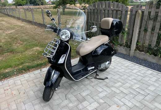 Piaggio Vespa GTS 250ie Zwart - Met Originele Topkoff ...