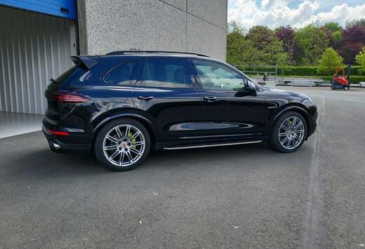 Porsche S E-Hybrid Platinum Edition