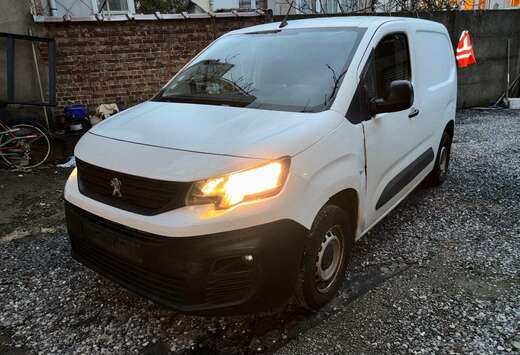 Peugeot 1.5 BlueHDi L1 STD Light Pro S/S (EU6.2)