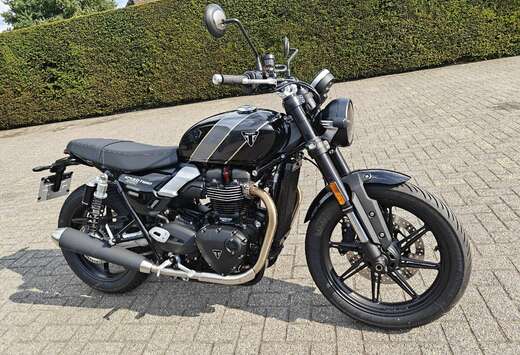 Triumph 900