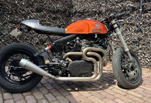Caféracer.  Voorvork Yamaha R1.