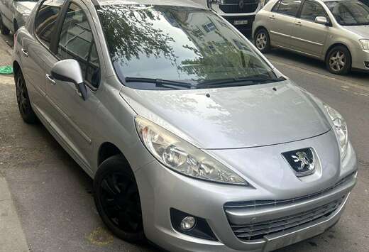 Peugeot 207 1.6i Allure automatic. gps.