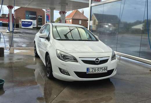 Opel Astra 1.6 Turbo Cosmo