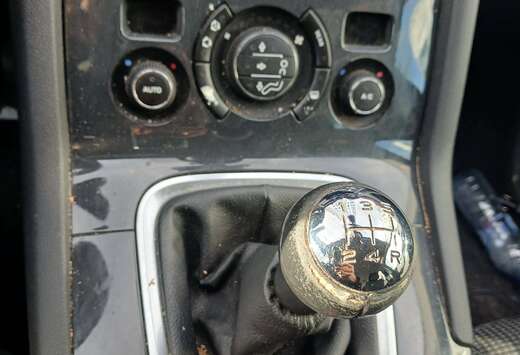 Peugeot 5008 1.6i Access