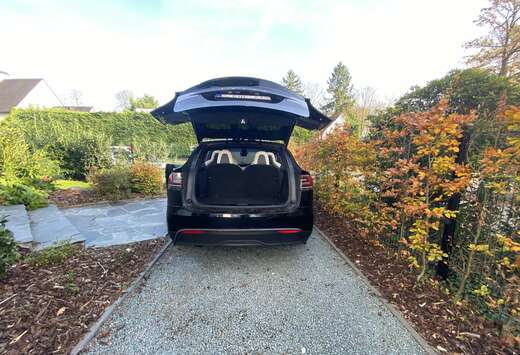 Tesla Model X 6 places