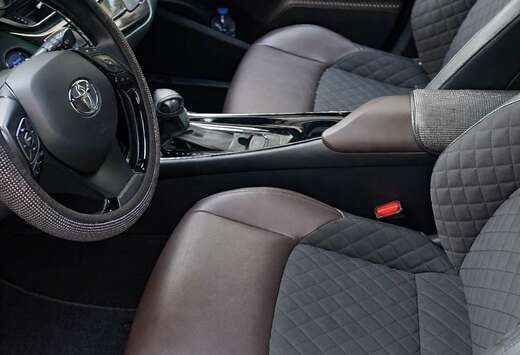 Toyota C-HR Hybrid Style Selection