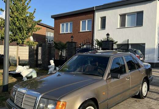 Mercedes-Benz Oldtimer W124 (1988 Model)
