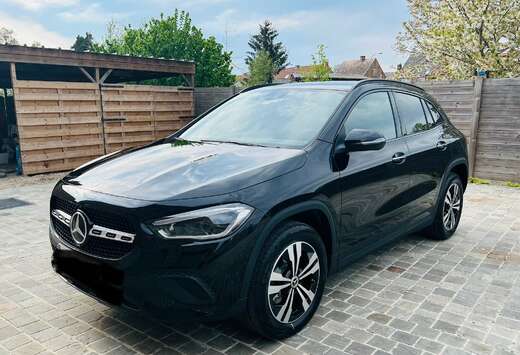 Mercedes-Benz e 8G-DCT Luxury Style