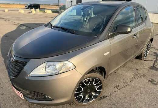 Lancia Y 1.2 8v S by Momodesign