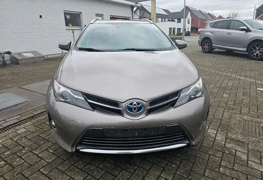 Toyota SW 1.8i HSD Dynamic CVT