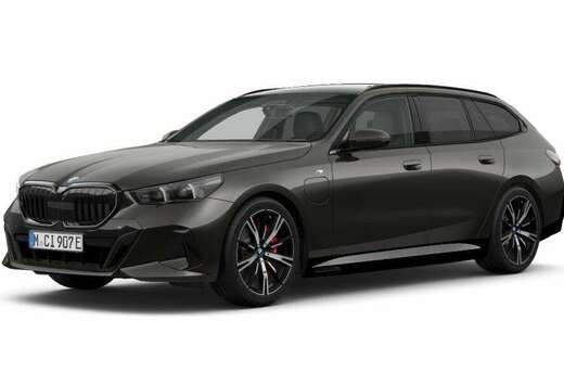 BMW e xDrive Touring M Sport / PANO / TRKHK / 360 /HU ...