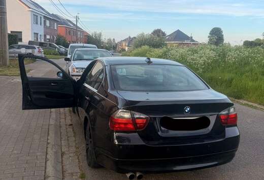 BMW Papier Rose BMW 330ia État Clinique  full option