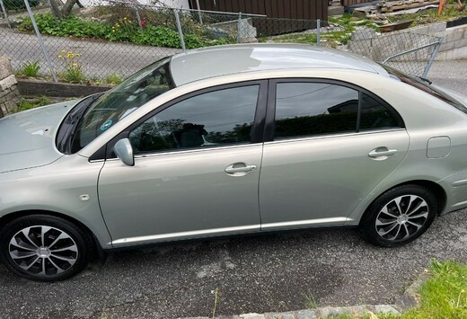 Toyota Avensis 1.8 VVT-I Linea Luna