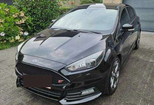 Ford Focus 2.0 EcoBoost ST mit Leder-Sport-Paket