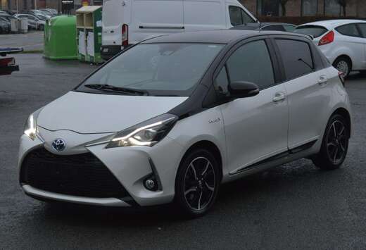 Toyota Yaris Hybrid 1.5 VVT-i Comfort Black and White