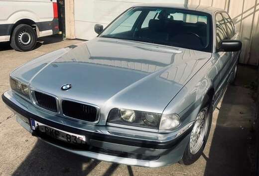 BMW 728i a voir absolument pour amateurs nostalgiques
