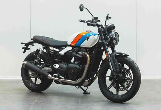 Triumph 900