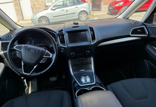 Voiture familiale allure sport, coffre géant 