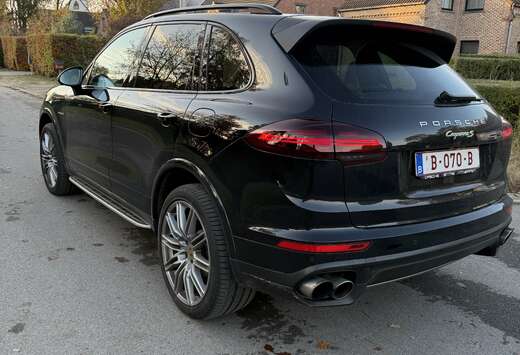 Porsche S E-Hybrid Platinum Edition