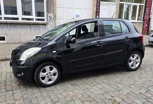 Toyota Yaris 1.3i VVT-i     prêt à immatriculé