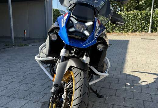 BMW Triple Black/Trophy - Full Option
