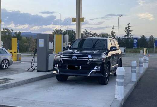 Toyota 5.7L V8 Toyota Land Cruiser.
