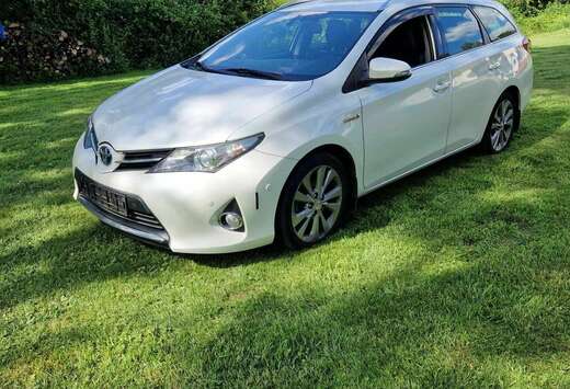 Toyota SW 1.8i VVT-I Hybrid Lounge