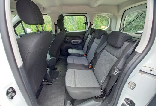 Voiture familiale 5 places diesel avec car pass