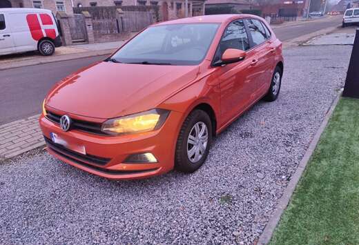 Volkswagen Polo Sedan Oranje.